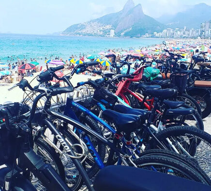 Ciclomores, mais conhecidos como motos, circulam livremente nas ciclovias do Rio.