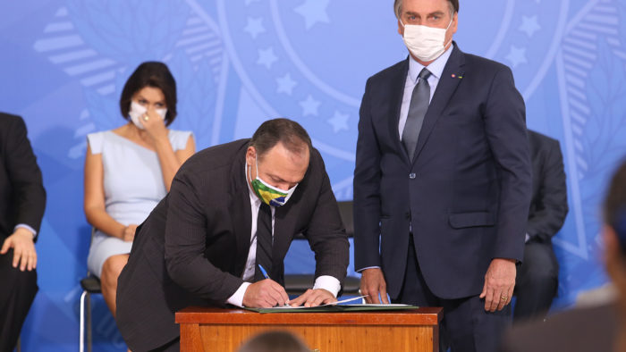 Pazuello e Bolsona protagonizam cenas bizarras na gestão da Saúde; Foto: divulgação