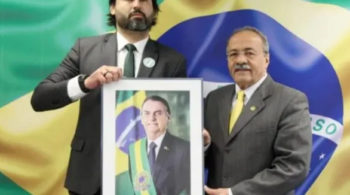 Leo Índio e Chico Rodrigues com a foto de Bolsonaro. Reprodução Instagram