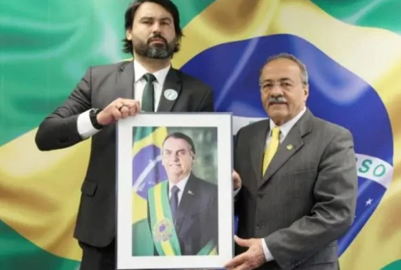 Leo Índio e Chico Rodrigues com a foto de Bolsonaro. Reprodução Instagram