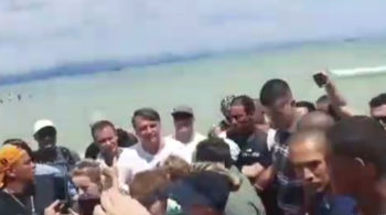 Numa praia de Santa Catarina, o presidente curte férias, faz política e provoca aglomeração. Foto da Internet,