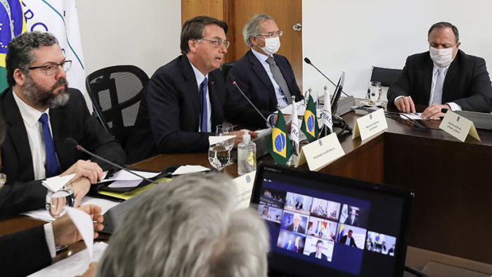 Ernesto, Bolsonaro (ao lado de Paulo Guedes) e Pazuello: no foco da crise