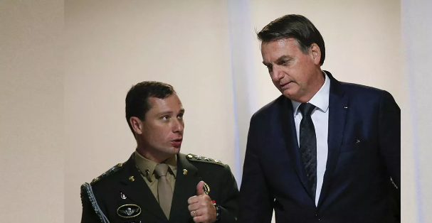 Mauro Cid (à esq.) e Jair Bolsonaro (Foto: REUTERS)