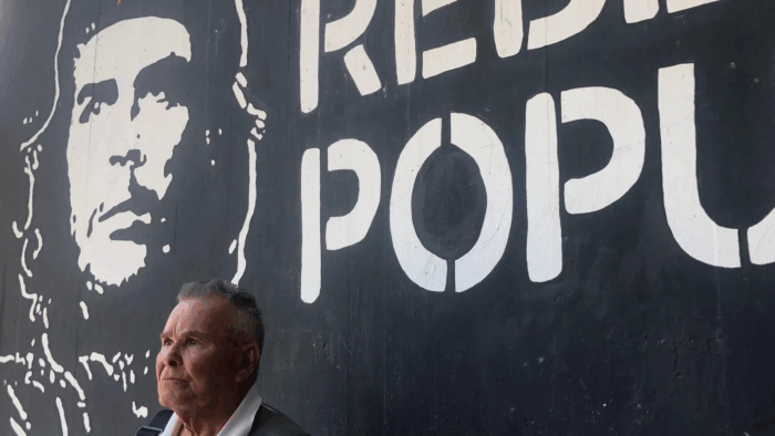 Ex-guerrilheiro José Villarobel na rádio da Coordenadora Simón Bolívar